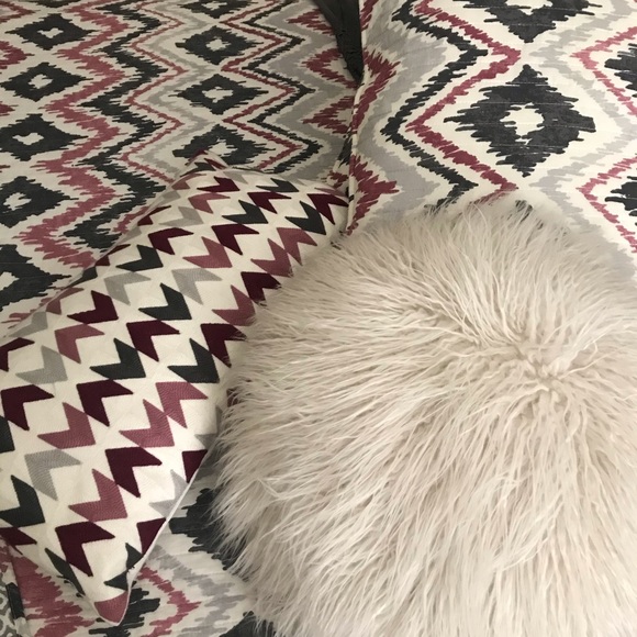 Queen bedding set & decorative pillows - Picture 5 of 7